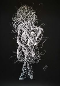 črno beli umetniški akt - subtilna dekoracija, ki ustvarja toplino in harmonijo v spalnici.