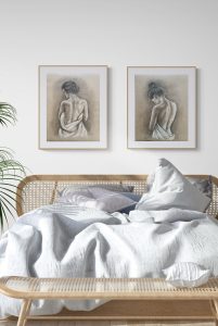 Prefinjena umetniška slika ženskega akta, ki s svojo estetiko polepša in obogati vzdušje spalnice